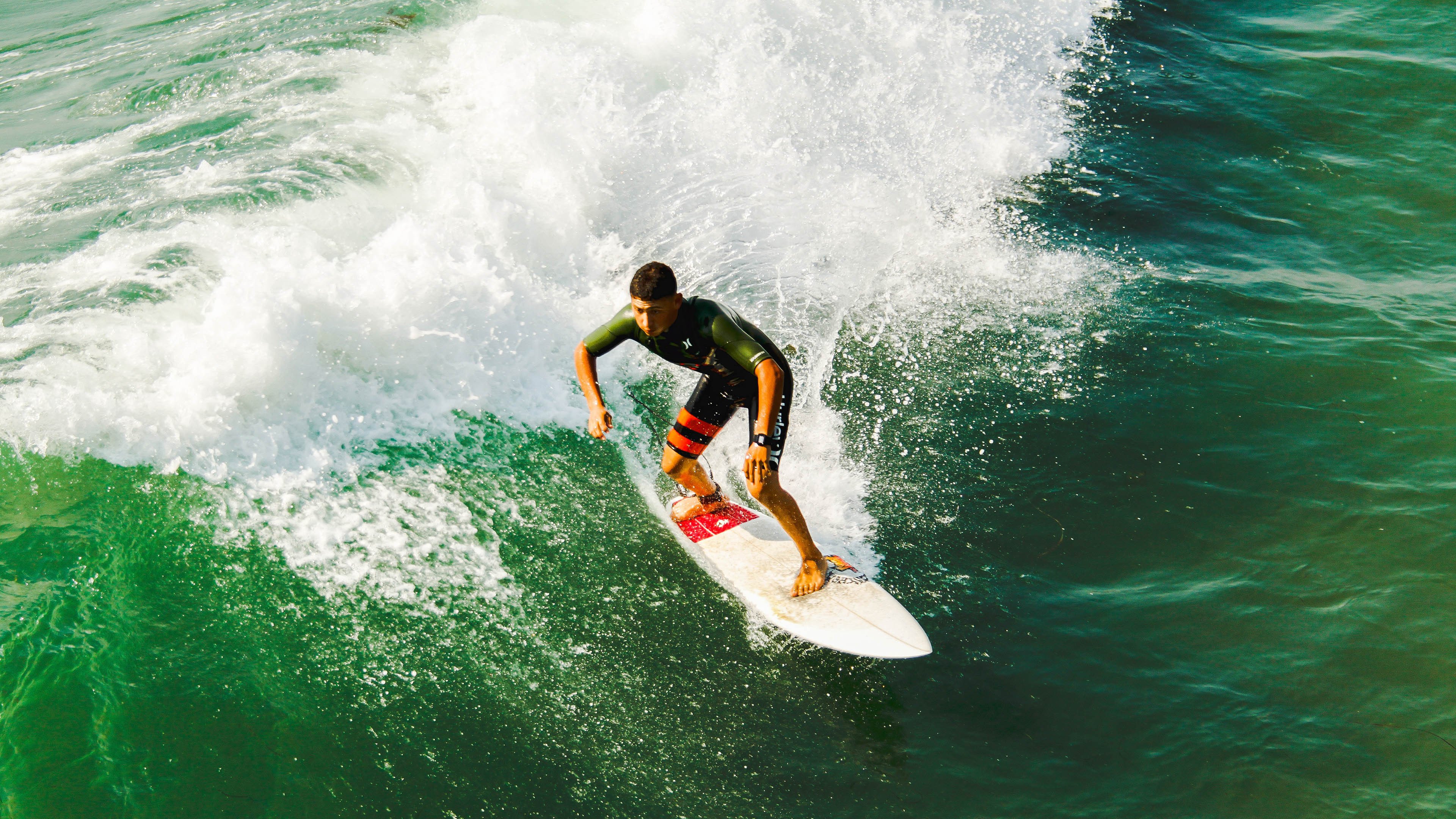 乐鱼体育网页登录-巴萨11连胜领跑西甲！曼城3-1终结黑马，米兰双雄紧追榜首，巴萨对曼城全场录像